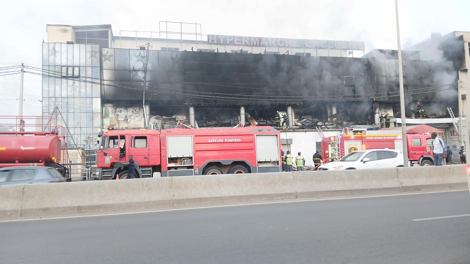 Exclusivité IGFM -  Incendie dévastateur au magasin Hyper marché Exclusive de Yoff